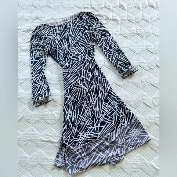 BCBG MAXAZRIA Long Sleeve Black and White Abstract Patterned Wrap Dress XS - Picture 3 of 6